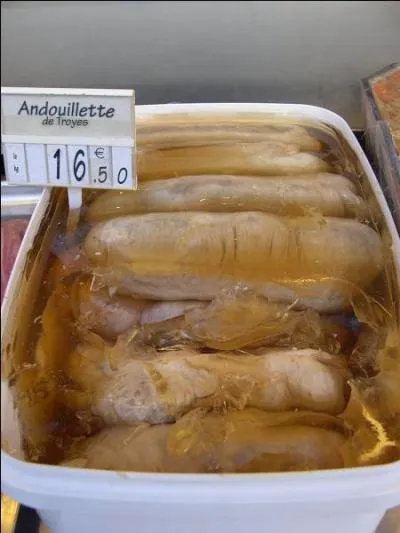 L'andouillette de Troyes est une charcuterie pur porc, constituée à partir de chaudins (gros intestin) et d'estomacs de porc.