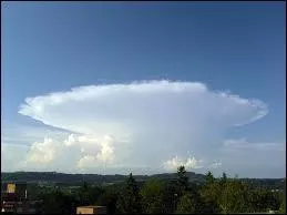 Vrai ou faux : le cumulonimbus fait partie des nuages les plus inoffensifs.