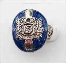 À qui appartient ce bijou ?