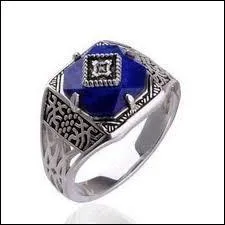 À qui appartient ce bijou ?