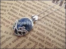 À qui appartient ce bijou ?