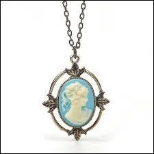 À qui appartient ce bijou ?