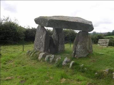 Une pierre horizontale reposant sur deux pierres verticales. Je suis :