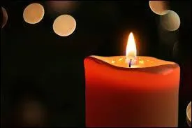 Une bougie est un corps gras avec une mèche que l'on enflamme pour s'éclairer. C'est aussi...