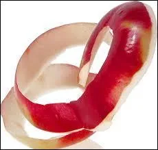 La pelure désigne la peau des fruits. C'est aussi en argot...