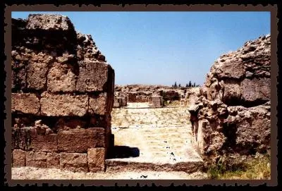 Quelle est cette cité antique sur la ville côtière de la Syrie actuelle ? Elle est considérée comme "l'instigatrice" de l'expansion des futurs cités phéniciennes.