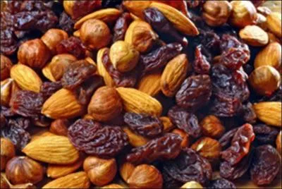 Trou formé dans le sol par l'explosion d'une bombe :