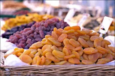 Familièrement, mensonge, vantardise :