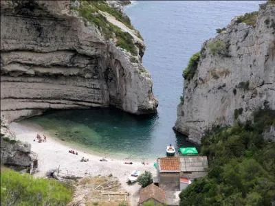 Et, pour finir, si je vous affirme que vous êtes, là, dans l'île de Vis, en Croatie, que me direz-vous ?