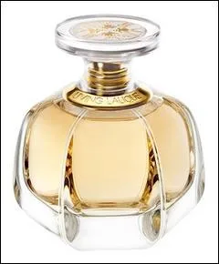 Parfum fascinant en flacon de cristal couronné d'un bouchon élégant, doté de quatre hirondelles emblème de la maison. A qui revient cet emblème prestigieux ?