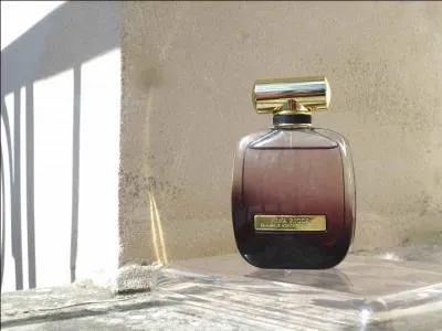 Ce nouveau parfum de la maison Nina Ricci est une évocation du désir féminin. Qui vante cette nouvelle fragrance 2015 dénommée "L'Extase" ?