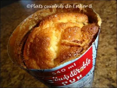 Entremets à base de mie de pain, d'ufs, de raisins secs :