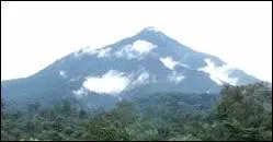 Ce volcan d'Afrique de plus de 4 000 mètres de haut porte aussi le nom du pays où il est situé. Précision : ce pays se situe exclusivement dans l'hémisphère nord. Il s'agit du mont :