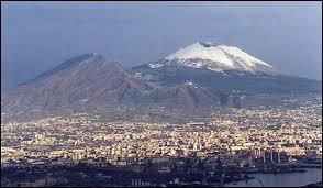 Volcan actuellement en sommeil, je borde la baie de Naples du haut de mes 1 281 mètres ; en 79 je fus à l'origine de la destruction de la ville de Pompéi notamment, je suis :