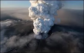 Je m'appelle Eyjafjöll, volcan haut de 1 666 mètres, mon éruption de 2010 entraîna des perturbations sur le trafic aérien européen ; dans quel pays peut-on m'admirer ?