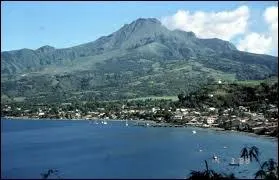 Mon éruption de 1902 provoqua la destruction de la ville de Saint-Pierre, avec la mort de plus de 30 000 personnes, situé en Martinique, je suis :