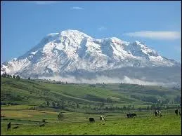 Ce volcan endormi d'Equateur, avec 6 268 mètres de hauteur, peut être considéré comme le sommet le plus haut du monde, étant le sommet le plus éloigné du centre de la terre ; je suis :