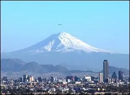 Etant situé à proximité de Mexico et de son agglomération, mes éruptions menacent des dizaines de millions d'habitants ; haut de 5 426 mètres, je suis :
