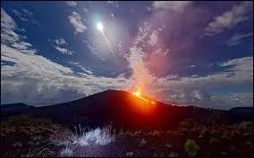 Ce volcan de La Réunion est l'un des plus actifs de la planète, et aussi l'un des plus surveillés, haut de 2 632 mètres, je suis en éruption en moyenne tous les neuf mois, je suis :