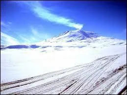 Je suis le volcan en éruption le plus austral du monde, situé en Antarctique et haut de 3 794 mètres, je suis :