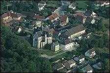 Nous prenons un peu de hauteur, en survolant le village de Bressolles. Commune auvergnate de l'arrondissement de Moulins, elle se situe dans le département ...