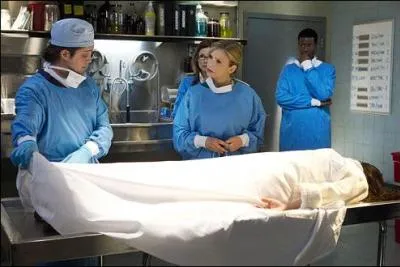 Un médecin qui pratique des autopsies.