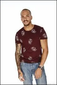 Qui est ce jeune homme, lui aussi très ami avec Coralie ?