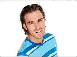 Jeune homme qui est souvent souriant mais discret. Qui est-il ?