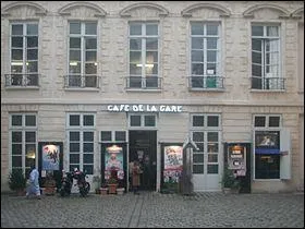 Qui transforma un ancien atelier de moteurs en Caf&eacute; de la Gare ?