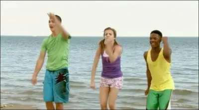 Pendant une après-midi de libre que perd-elle à la plage ?