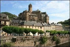 Nous partons à la découverte de Rodelle. Commune midi-pyrénéenne, au bord du causse de Lanhac, elle se situe dans le département ...