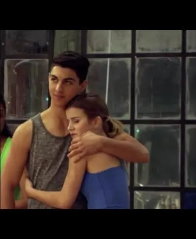 Lors d'une soirée au studio, on demande à Riley avec qui elle veut sortir. Que répond-elle ?