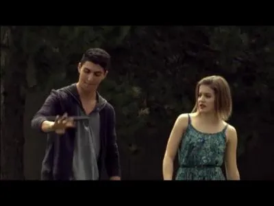 Qui console Riley quand elle voit James en train d'embrasser une autre fille ?