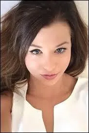 Comment s'appelle la personne qui a la chaîne "EnjoyPhoenix", chaîne de beauté ?