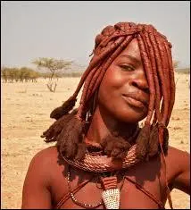 À quel peuple appartiennent ces femmes qui s'enduisent d'ocre rouge ?