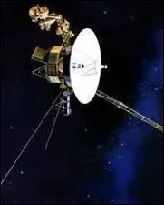 Quelle sonde spatiale lancée en 1977 est devenue la première création humaine à quitter la zone d'influence du soleil ?