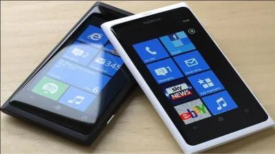 Sur l'image, vous pouvez voir deux Nokia Lumia 800.