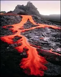 A combien de degrés la lave sort-elle du cratère ?