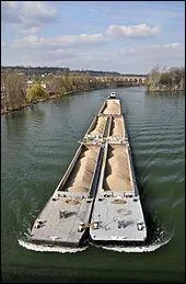 Mode de transport fluvial particulier : un bateau spécialisé déplace des barges dépourvues de pilote et de moteur !