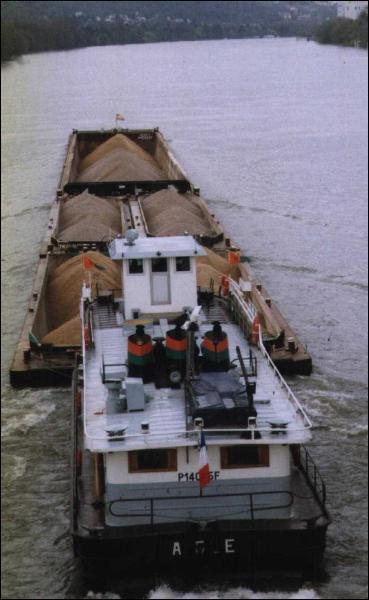 Bateau conçu pour le poussage de convois de barges : pou...