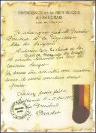 Comment rentre-t-on dans la république au poste des douanes ? Avec :