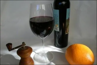 Boisson obtenue en faisant macérer du citron ou de l'orange, avec ou sans épices, dans du vin sucré :
