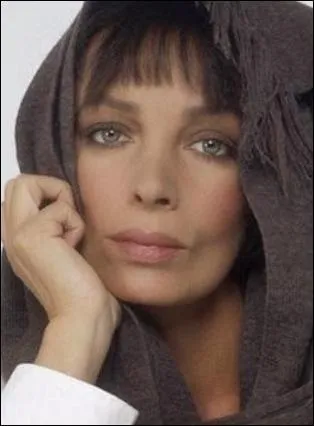 Des yeux d'émeraude comme une forêt... Viens, viens, c'est une clairière ! Mais qui es-tu, belle connue ?