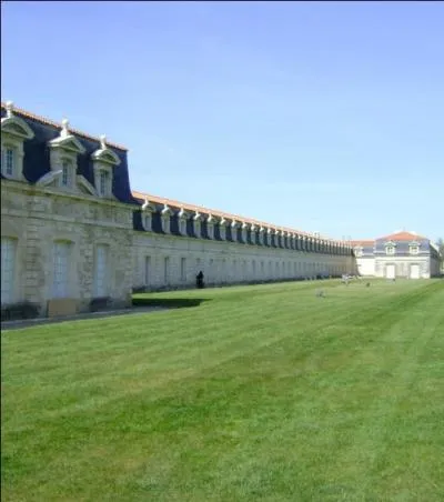 La "Corderie Royale" (Rochefort), réussite environnementale de Louis-Dieudonné Capet (14e du nom). Vous pensez : "Mais quel rapport avec la forêt ?"... et je vous retourne la question !
