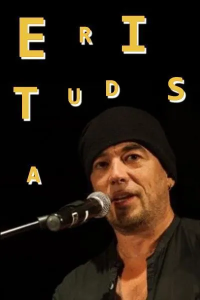 Les initiales de ce chanteur ne sont pas dans cette photo. Vrai ou faux ?