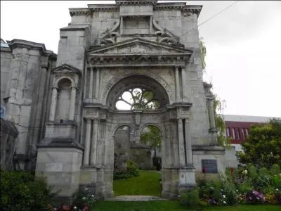 Maintenant, je vous propose un petit tour en Champagne à Epernay, nous y goûterons bien sûr cette boisson mondialement connue, nous y verrons également le portail Saint-Martin, à quoi correspond-il ?