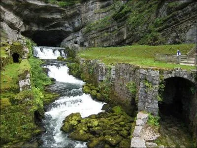 Dans le département du Doubs, il vous faudra absolument admirer une source qui est en réalité une résurgence du Doubs, quelle est cette source ?