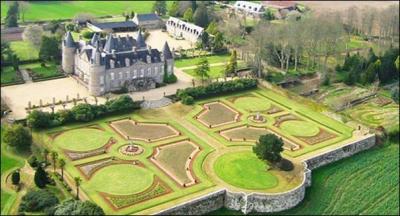 Dans le département des Côtes-d'Armor, vous aurez le plaisir d'admirer le château dont les jardins sont l'oeuvre de Le Nôtre, quelle rivière domine-t-il ?