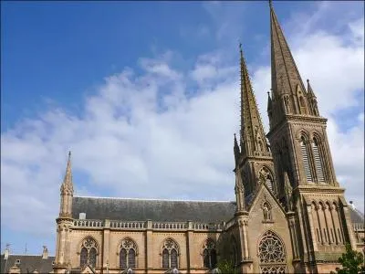 Dans le Calvados à Douvres-la-Délivrande, que pourrez-vous voir dans la basilique Notre-Dame-de-la-Délivrande ?
