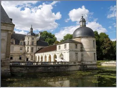 Dans le département de l'Yonne, il vous faudra faire un arrêt au château de Tanlay où ont été tournées des séquences de la saga "Angélique, marquise des anges", de qui était-il la demeure ?